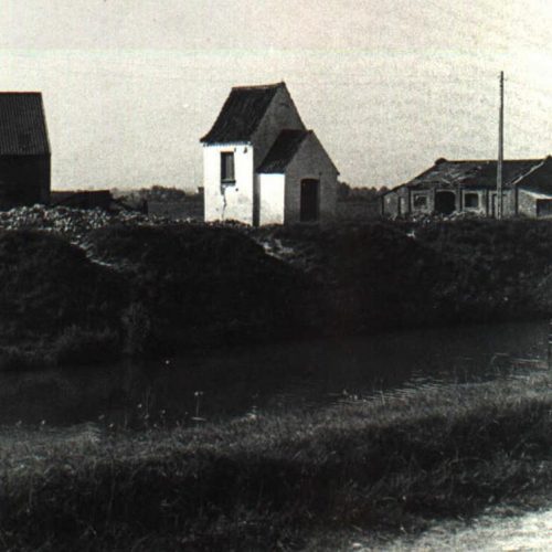 De Florizoone kapel van Wulpen verdwenen voor de aanleg van weg naar nieuwe brug in 1964. Foto genomen circa 1940. Dijkkapel uit 1660, afgebroken in 1964, bij de moderniseringswerken aan de Rijksweg 72E.